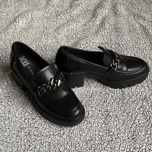 Stylish Black Loafers with Gold Chain Detail